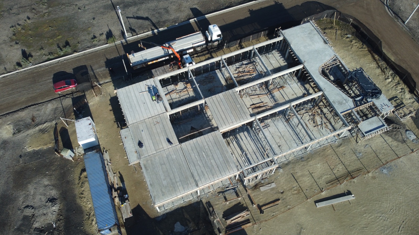 Vista aérea con drone de los obreros trabajando en el hormigonado de la nueva sede