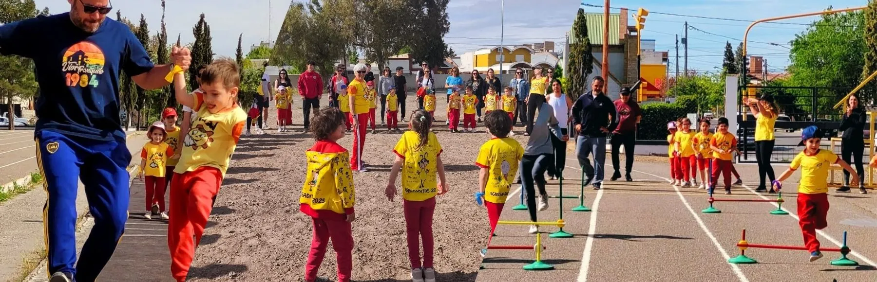 Estudiantes participando en la clase abierta de Educación Física